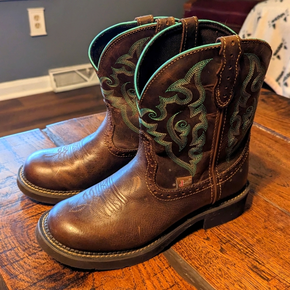 JUSTIN WOMEN'S GEMMA BROWN WESTERN BOOTS - ROUND TOE